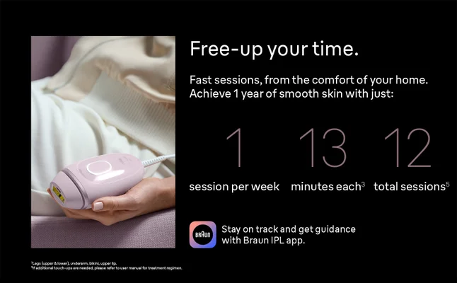 A woman sitting on the sofa holding the Braun Silk·expert Mini in her hand.