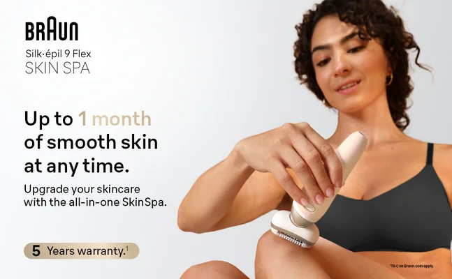 Woman is sitting on the floor and epilating her knee with Silk-epil 9 Flex.