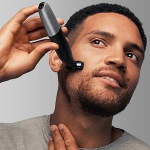 Man using the Braun trimmer to edge his beard.