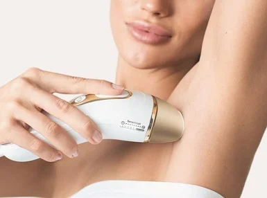 Braun Silk-expert Pro IPL - woman using silk-expert Pro 5 IPL on her armpit
